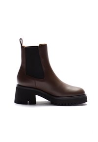 Braune Leder-Ankle-Boots mit elastischen Seitenteilen, runder Zehenpartie und einer klobigen schwarzen Gummisohle mit einem Profildesign.