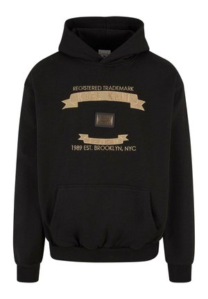 Must kordiga dressipluus, millel on kuldne trükkedekoratsioon ja logo silt, soonikkoes mansetid ja alläär, ning ees kangaroo-tasku.