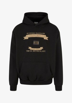 Must kordiga dressipluus, millel on kuldne trükkedekoratsioon ja logo silt, soonikkoes mansetid ja alläär, ning ees kangaroo-tasku.