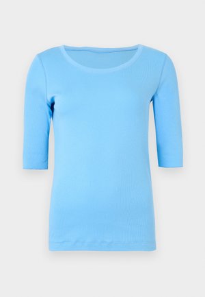 Ανοιχτό μπλε, εφαρμοστό πλεκτό τοπ με μανίκια τριών τετάρτων και στρογγυλή λαιμόκοψη, εμφανίζεται σε απλό ανοιχτό γκρι φόντο.