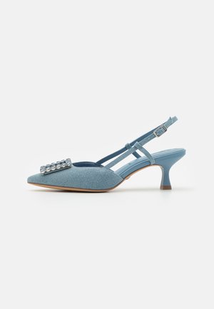 Lyseblå, stof slingback-pumps med spidst tåparti, pyntet med en række rhinsten på oversiden og en lav, buet hæl.
