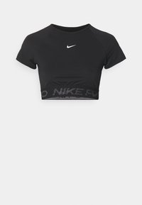 Musta lyhythihainen crop-top, valmistettu joustavasta kankaasta. Rinnassa valkoinen logo ja teksturoitu vyötärönauhainen, jossa toistuva brändäys.