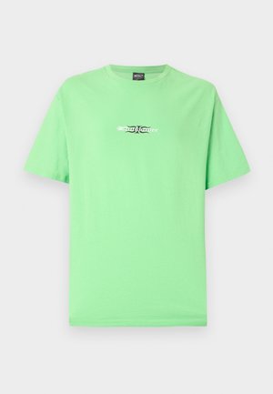 Lichtgroen T-shirt met korte mouwen en kleine zwart-witte grafische tekst gecentreerd op de borst.
