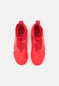 Røde sportssko med et slankt design, der har en tekstureret overdel, strækbar krave og elastisk strop for pasform. Fremhævet med sort logodetalje.