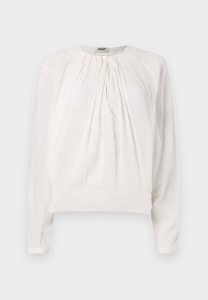 Hvid langærmet bluse med rund halsudskæring og plisseret front. Blødt, glat stof med afslappet pasform og knapdetalje ved kraven.