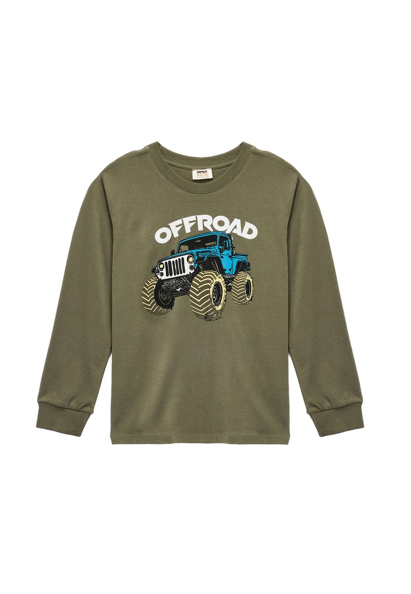 Olijfgroen langermige shirt met een grafisch ontwerp van een off-road voertuig in blauw met zwarte en gele accenten, vetgedrukte "OFFROAD" tekst erboven.