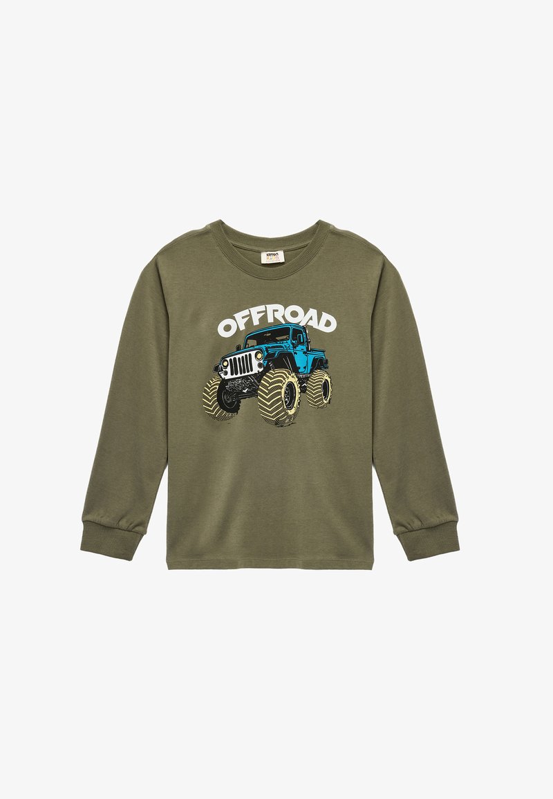 Olijfgroen langermige shirt met een grafisch ontwerp van een off-road voertuig in blauw met zwarte en gele accenten, vetgedrukte "OFFROAD" tekst erboven.