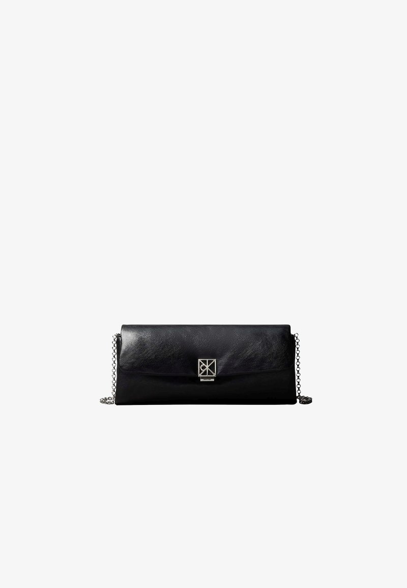 Pochette en cuir noir avec une chaîne argentée et une boucle carrée décorative au centre devant.