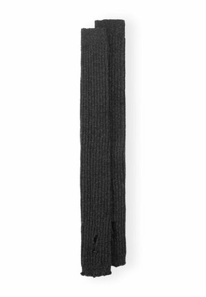 Lunga sciarpa in maglia a coste di colore grigio scuro con una texture morbida, piegata verticalmente su sfondo bianco.