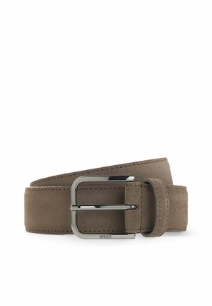 Cintura in pelle scamosciata marrone con fibbia rettangolare color argento e bordi cuciti, arrotolata con passante su sfondo bianco.