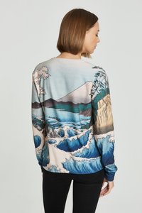 Pikad varrukad sweatshirt, millel on maaliline print lainetest, mägedest ja puudest sinise, beeži ja rohelise värviga. Valmistatud pehmest ja siledast kangast.
