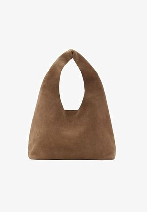 Bruine suède handtas met een zachte textuur, unieke langwerpige handgreep en afgeronde opening. Tapse vorm en minimalistisch ontwerp.