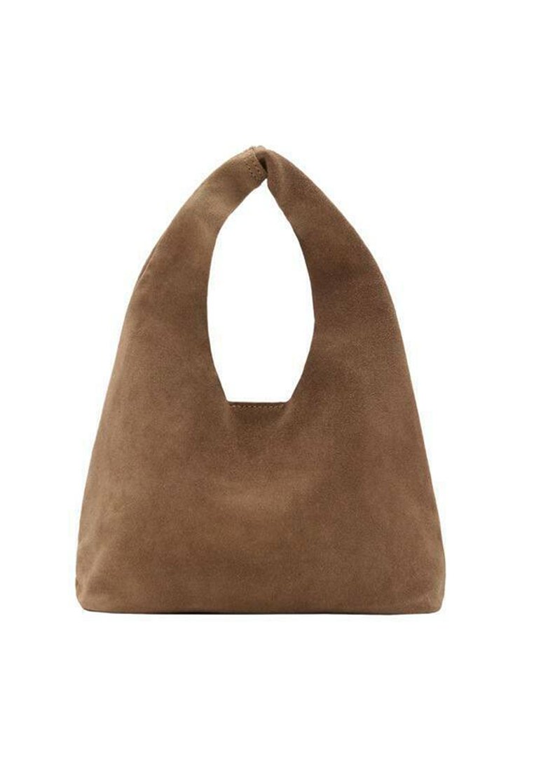 Hnedá semišová kabelka s jemnou textúrou, unikátnym predĺženým držadlom a okrúhlym otvorom. Zúžený tvar a minimalistický dizajn.