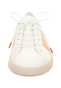 Weißer Sneaker mit einem strukturierten Pfirsich-Seitenpaneel, flachen Schnürsenkeln, runder Spitze und einer cremefarbenen Gummisohle mit gemustertem Rand. Roter Akzent an der Seite.