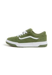 Groene suède sneaker met witte veters en zijaccenten. Heeft een gepolsterde kraag, geperforeerde details en een witte rubberen zool voor grip.