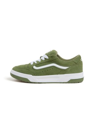 Groene suède sneaker met witte veters en zijaccenten. Heeft een gepolsterde kraag, geperforeerde details en een witte rubberen zool voor grip.
