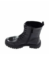 Czarne skórzane botki za kostkę z okrągłym noskiem, sznurowaniem z przodu, suwakiem po boku oraz teksturowaną gumową podeszwą dla lepszej przyczepności.