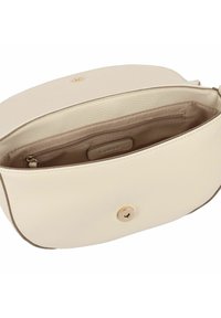 Crème leren handtas met een gestructureerde buitenkant, een gouden drukknoopsluiting en een beige interieur met een rits zak.
