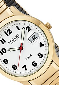 Montre ronde dorée avec un cadran blanc, chiffres arabes noirs, trotteuse rouge et une fenêtre de date, dotée d'un bracelet en métal doré.