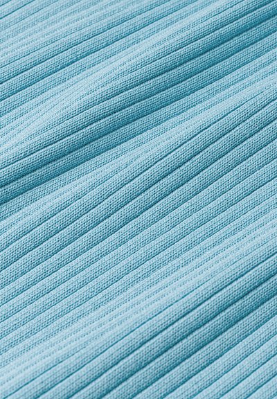 Tissu bleu clair avec un motif à texture côtelée, présentant des lignes en relief et une apparence douce et tissée.