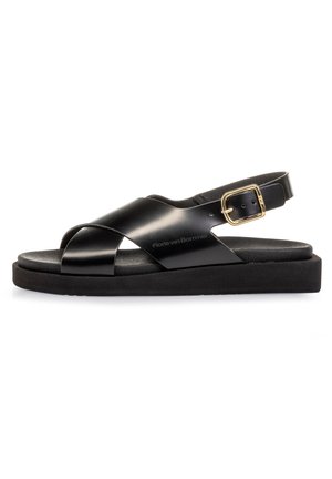 Zwarte leren sandalen met een kruisriemontwerp, verstelbare gesp en een gestructureerde zwarte rubberen zool. Minimalistische stijl en een gladde afwerking.