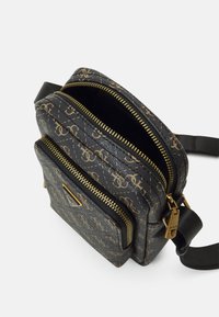 Guess VEZZOLA XBODY DOUBLE UNISEX - Borsa a tracolla - brown/ochre