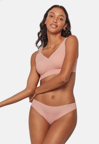 Conjunto de sujetador y bikini en rosa claro, que presenta un diseño de escote en V, textura suave y una marca minimalista en la cinturilla.