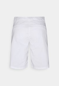 Witte katoenen shorts met een rechte snit, achterzakken en een tailleband met een eenvoudig ontwerp. Glad textuur zonder zichtbare patronen.