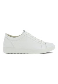 Les baskets en cuir blanc présentent une texture lisse, un bout arrondi et un design à lacets. La semelle est simple avec un léger motif rainuré pour l'adhérence.