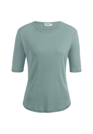 Lyhythihainen turkoosi paita, joka on valmistettu pehmeästä kankaasta, pyöreällä kaula-aukolla ja hiukan kaarevalla helmanmuodolla. Paidan pinta on sileä ilman koristeita.