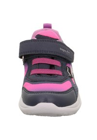 Dziecięce sneakersy w granatowo-różowym wzorze, z wyściełanym cholewką, siateczkowymi akcentami, regulowanym paskiem i teksturowaną białą podeszwą.