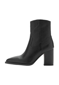 Schwarze Lederstiefelette mit spitzem Zehenbereich und strukturiertem Blockabsatz, ausgestattet mit einer glatten Textur und minimalen Nähdetails.