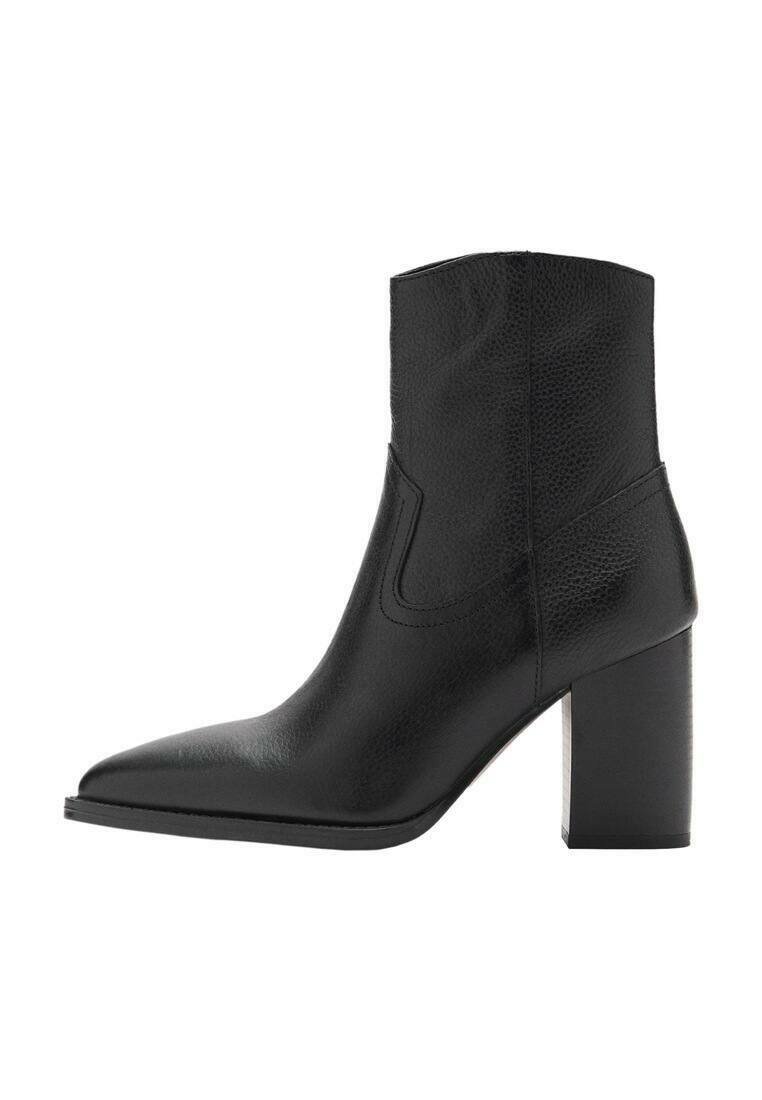 Schwarze Lederstiefelette mit spitzem Zehenbereich und strukturiertem Blockabsatz, ausgestattet mit einer glatten Textur und minimalen Nähdetails.