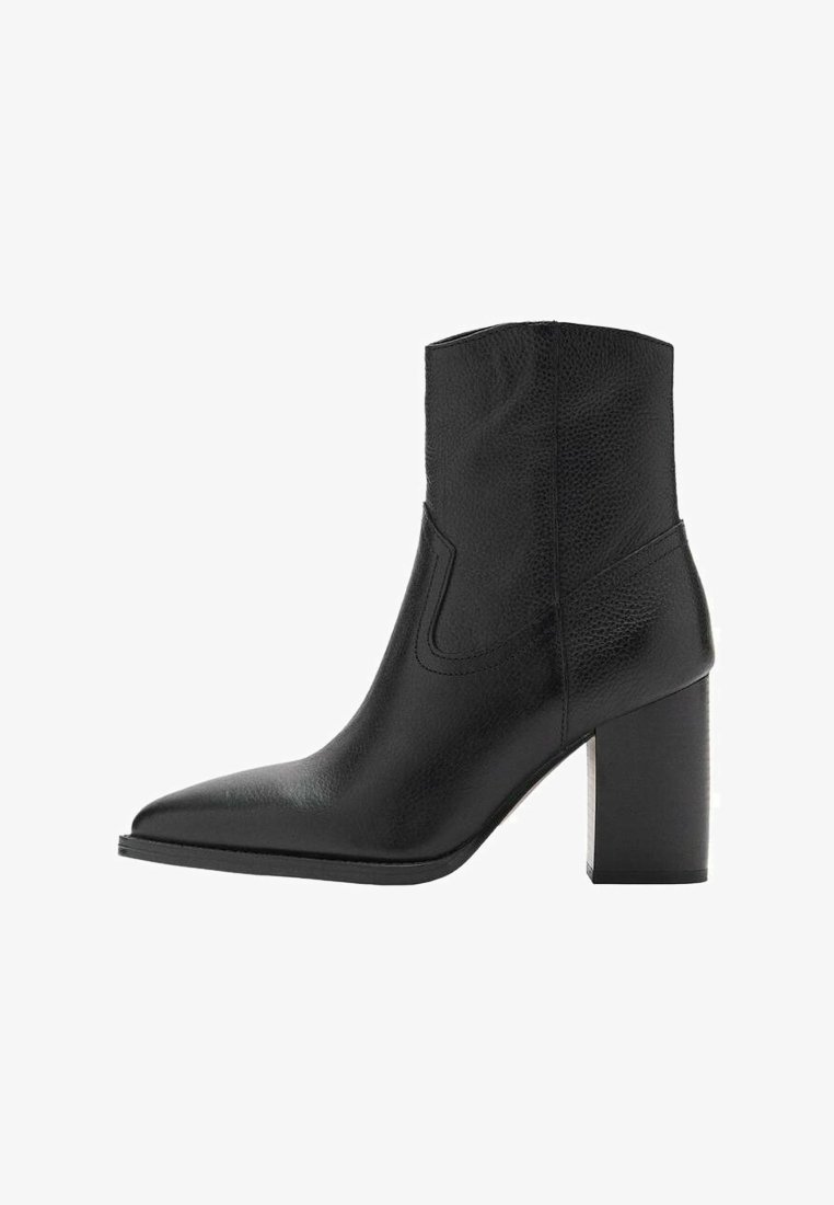 Botín de cuero negro hasta el tobillo con punta afilada y tacón bloque estructurado, con una textura suave y detalles de costura mínimos.