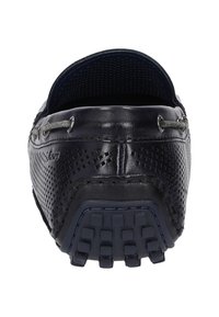 Schwarzer Leder-Schlupfschuh mit strukturiertem Obermaterial, weißen Nähten und Gummisohle mit Riffelung für besseren Halt.