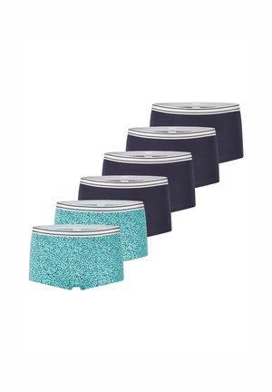Ein Boxershorts-Set mit vier Paaren in Marineblau und einem Paar in Türkis mit einem Pünktchenmuster. Jedes hat einen weißen gestreiften Bund.
