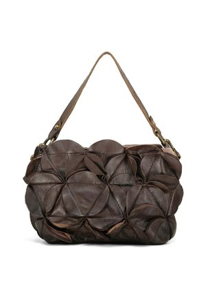 Sac à main en cuir marron foncé avec un motif texturé de pétales de fleurs et une bandoulière unique avec des ferrures en laiton.