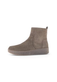 Bottines en suède gris avec une texture lisse, présentant des détails de couture et une semelle en caoutchouc texturée pour une meilleure adhérence.