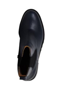 Botín de piel de color navy que presenta un diseño elegante, paneles laterales elásticos y una puntera redondeada. Superficie texturizada con un acabado suave.