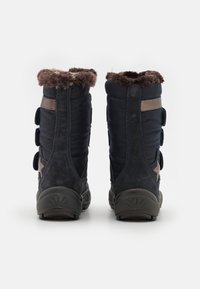 Botas impermeables de color azul oscuro con forro de pelo sintético, acentos de ante y tres correas ajustables. Suela de goma resistente para mayor tracción.