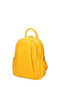 Zaino in pelle gialla con superficie testurizzata, scomparti a doppia zip e manico superiore per il trasporto. Compatto, con un design elegante e moderno.