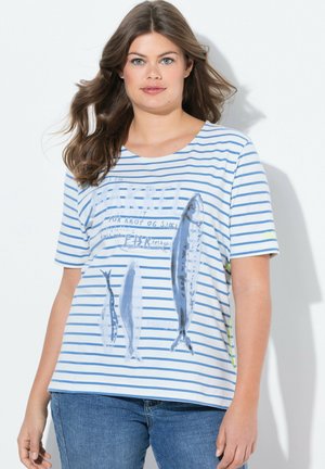 T-shirt rayé bleu et blanc à manches courtes, avec des graphismes de poissons et du texte. Matière en coton doux avec une coupe décontractée.