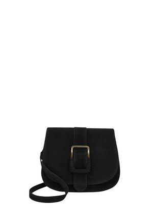 Sac bandoulière en daim noir avec rabat avant, large sangle et détail de boucle rectangulaire dorée.