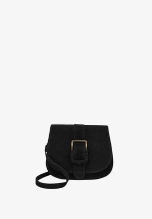 Sac bandoulière en daim noir avec rabat avant, large sangle et détail de boucle rectangulaire dorée.