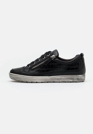 Trainers - black