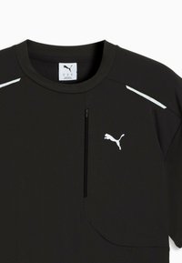 Schwarzes Puma-Sportshirt mit rundem Ausschnitt, weißem Puma-Logo auf der Brust, reflektierenden Streifen auf den Schultern und vertikalem schwarzen Reißverschlussdetail.