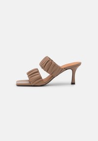 Mules de salto - nuez