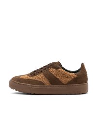 Brązowe zamszowe sneakersy z teksturowaną, jasnobrązową wstawką, okrągłym noskiem i pasującą podeszwą. Sznurowadła i wyściełany kołnierz dopełniają design.