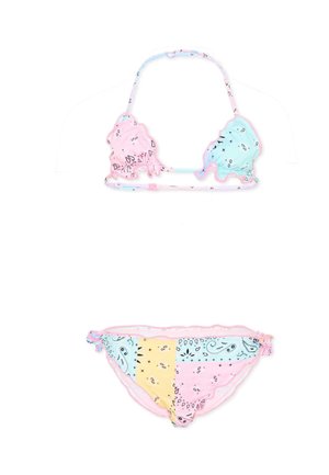 Dwuczęściowy bikini z falowanymi krawędziami, z pastelowymi różowymi, niebieskimi i żółtymi łatkami oraz wzorem paisley na białym tle.