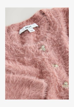 Puszysty różowy sweter o miękkiej fakturze, z błyszczącymi zdobieniami i metką oznaczoną "NEXT". Zaprojektowany z przytulnym, otwartym przodem.